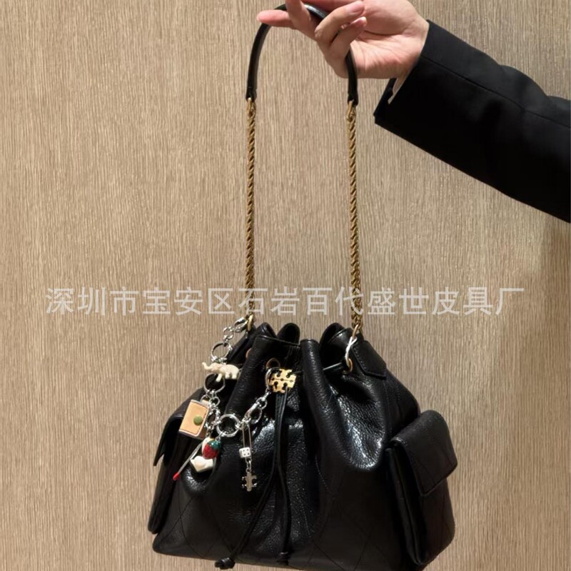 Tb Women's Bag 2026 New Black Gold Bucket Leather Chain Shoulder Bag Fashionable Drawstring Design Large Capacity Tote Tb Women's Bag 2026 New Black Gold Bucket Leather Chain Shoulder Bag Fashionable Drawstring Design Large Capacity Tote