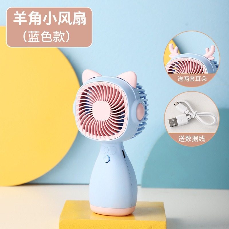 小型扇風機usbミニ扇風機を持って充電します。学生寮の手は携帯型のデスクトップを持っています。|undefined