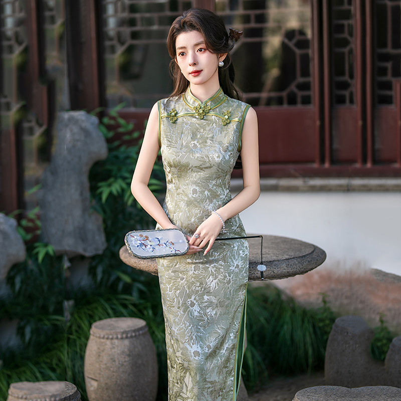 Green long cheongsam sleevless