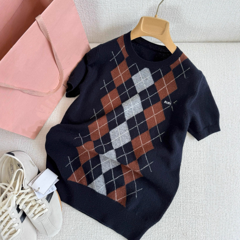 High-Quality 25 Early Autumn New Style Small Fragrant Quilted Letter Embroidered Round Neck Short-Sleeved Cashmere Knitwear for Women to Reduce Age High-Quality 25 Early Autumn New Style Small Fragrant Quilted Letter Embroidered Round Neck Short-Sleeved Cashmere Knitwear for Women to Reduce Age