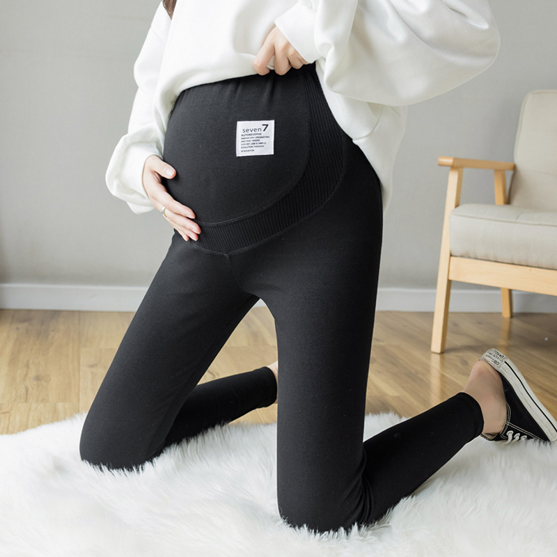 妊婦はレギンスをしています。春と秋の外はズボンを着ています。|undefined