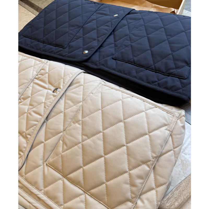 L * Pハイエンド! 綿服の中の天井、菱格キルティングの両面にウールの襟のゆるいジャケットを着ている女性