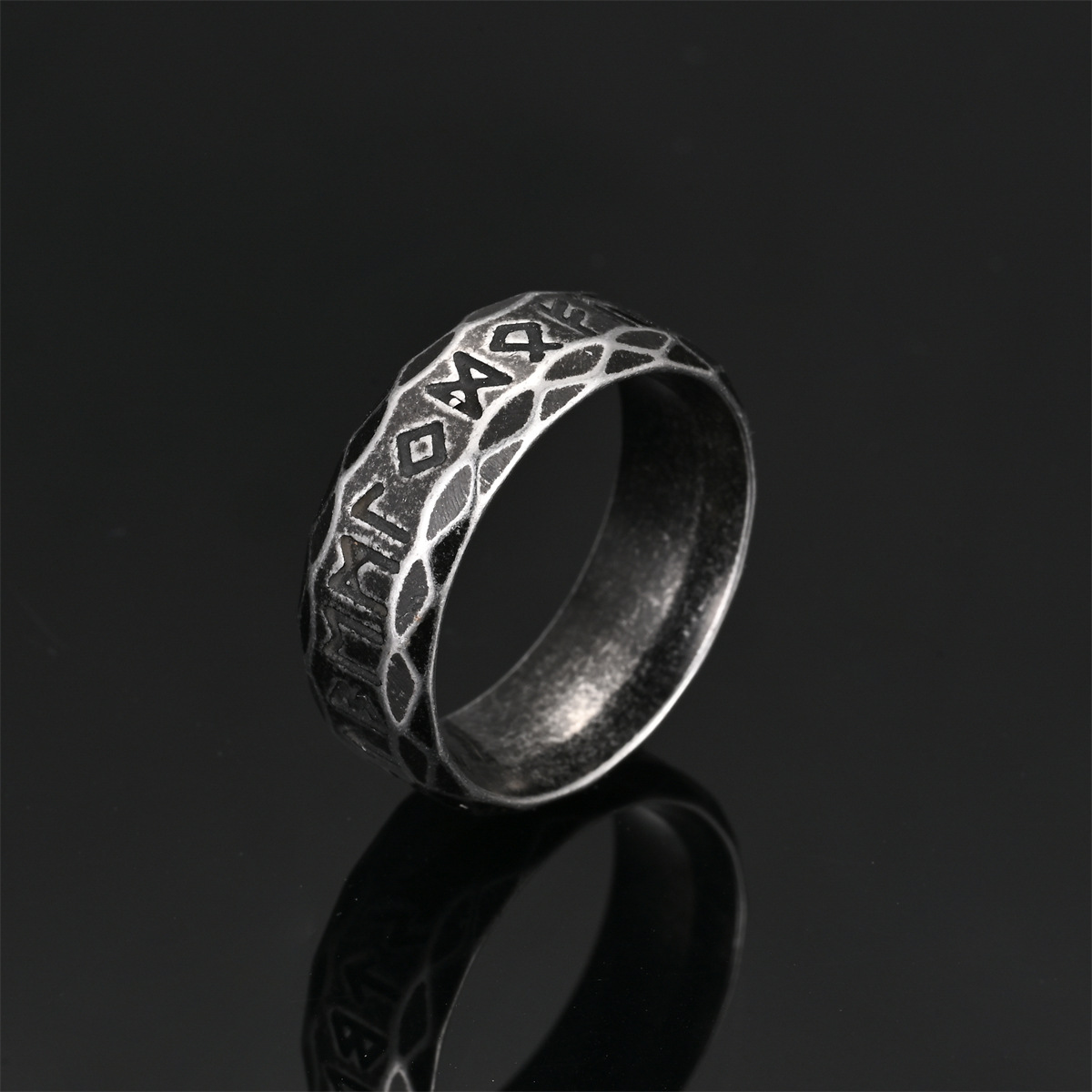 Men's Domineering Diamond-Shaped Ring with Unique Pattern, European and American Retro Mature Charm, 8mm Gray Diamond-Shaped Scripture