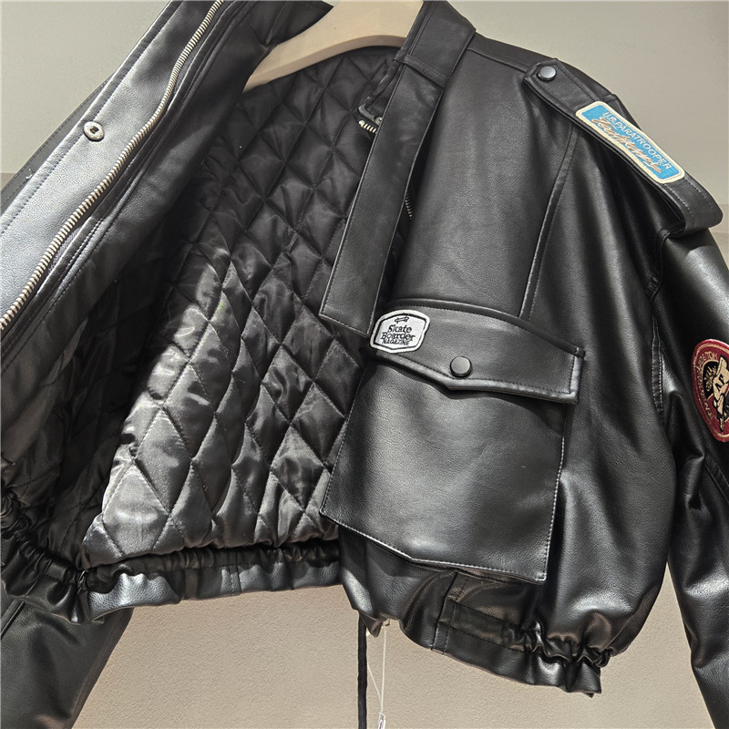 2025 otoño y invierno nuevo estilo europeo y americano emblema pegado locomotora suelta chaqueta de cuero cuerda de dibujo cintura corta chaqueta de algodón cartera image 4