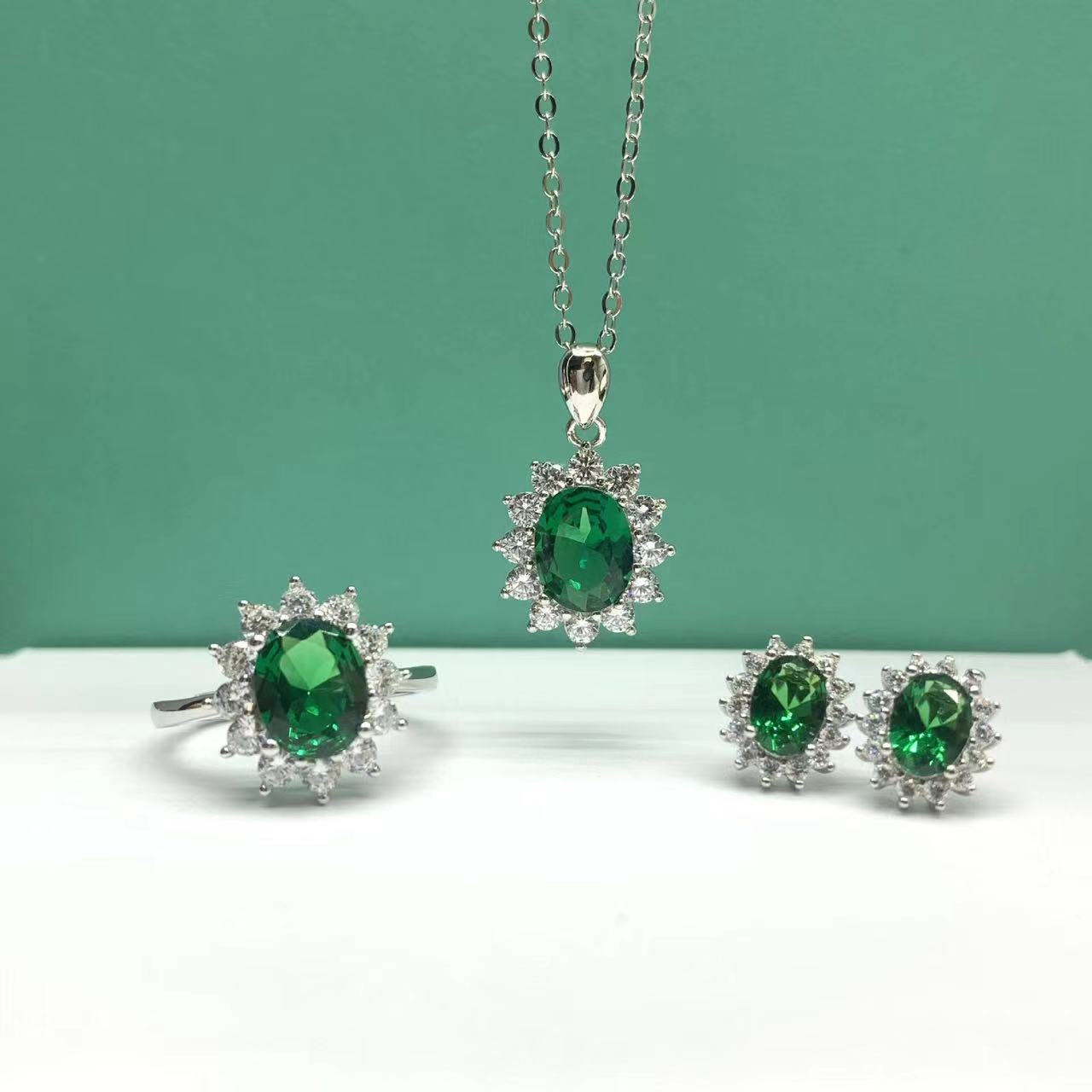Elegant Emerald Mosan Diamond high quality Jewelry Necklace Pendant Necklace for Important Occasions Women