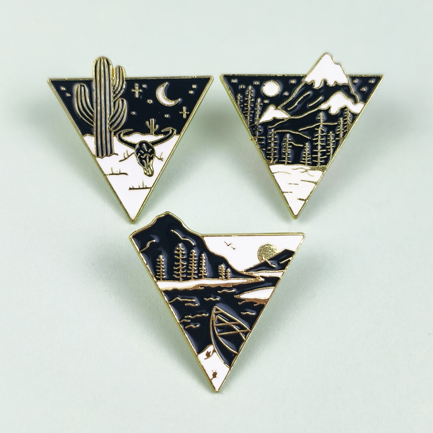 Creativo Xingyue Mountain River Plant Broche Triángulo Geometría Aleación Pin decorativo Medalla Accesorios de vestir Punto transfronterizo