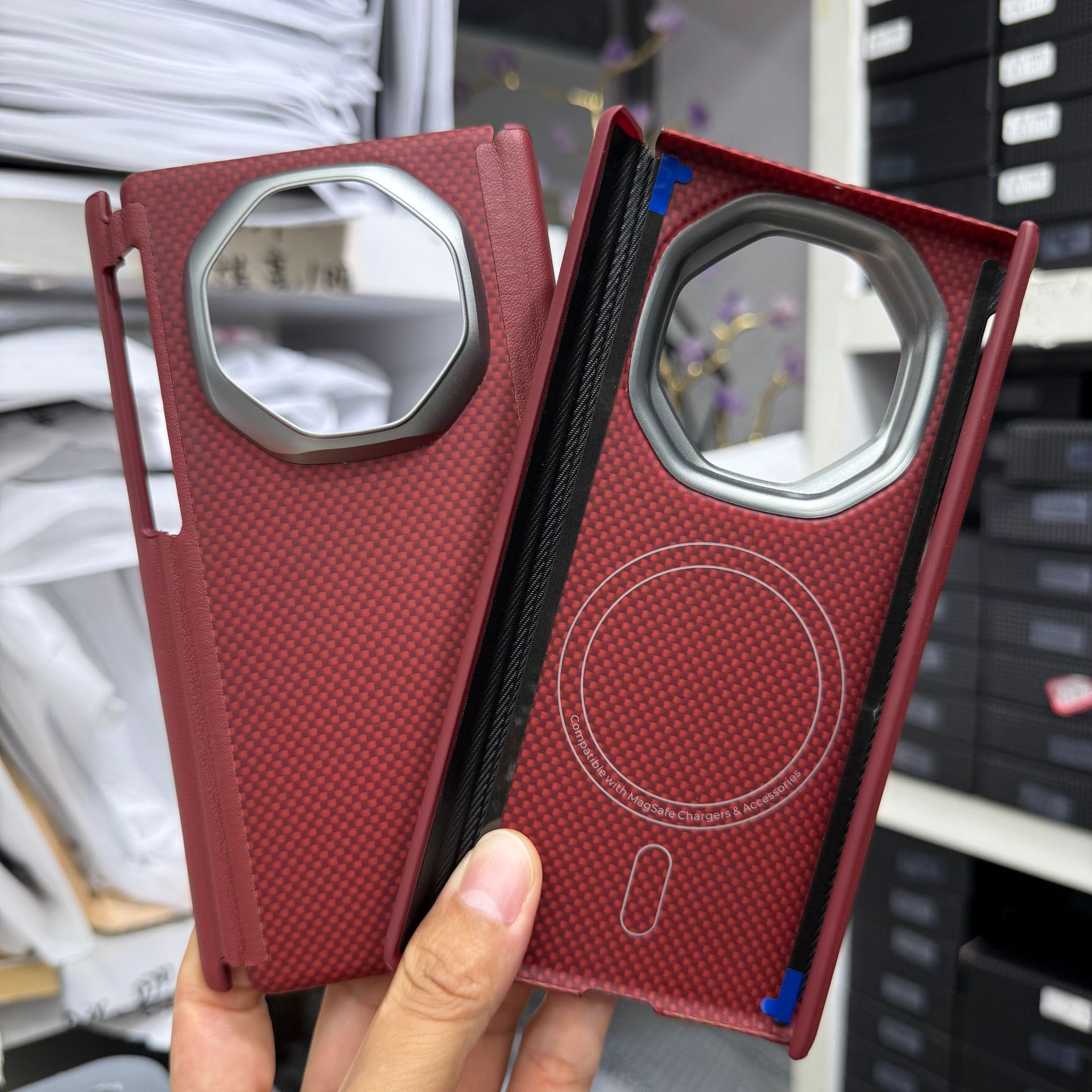 Huawei Mate XT 携帯電話ケース ケブラー二軸磁気コレクション カーボンファイバー保護に適しています。