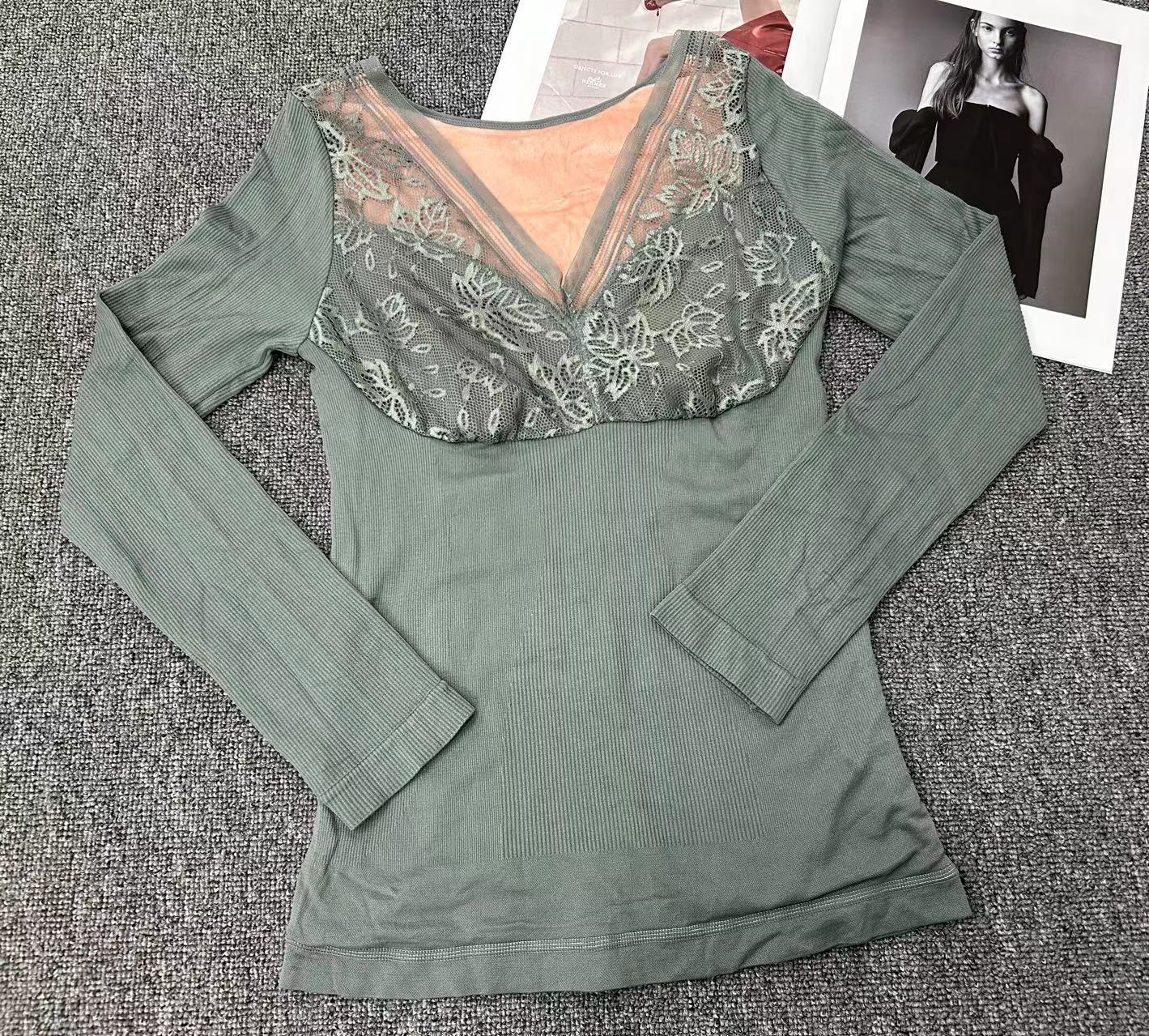 Corsé suelto que basa la camisa de las mujeres de otoño e invierno ropa interior de color sólido forrado de lana gruesa caliente de manga larga superior