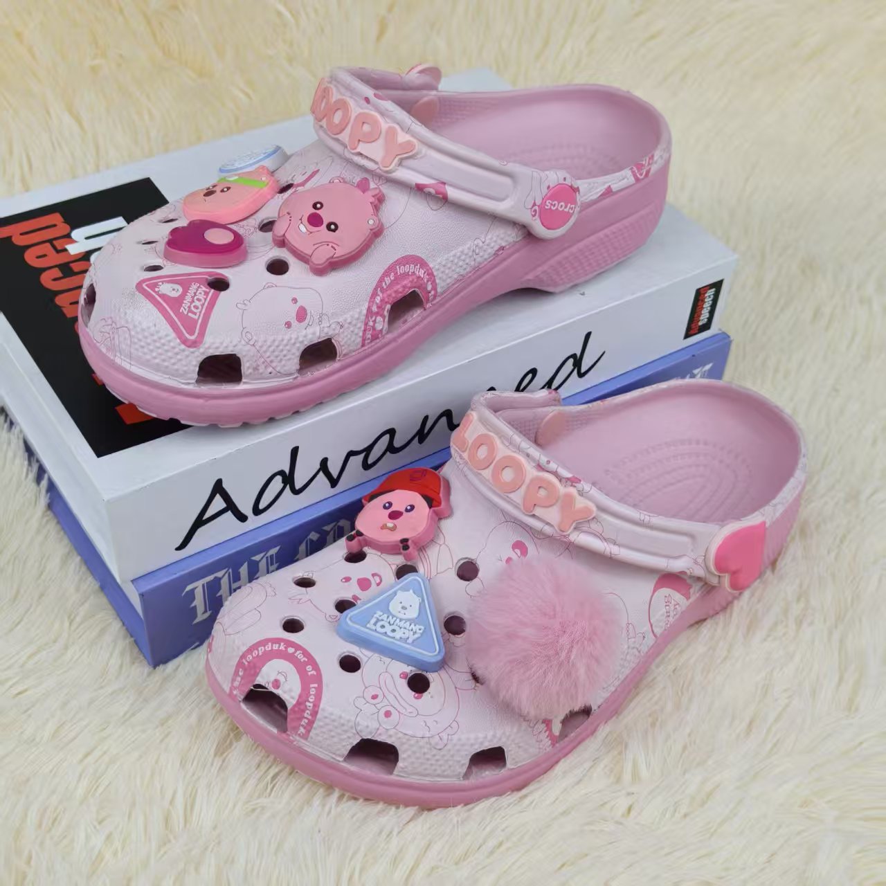 2025 nuevos zapatos agujero serie de dibujos animados monstruos eléctricos niños adultos series agujero zapatillas frescas al por mayor