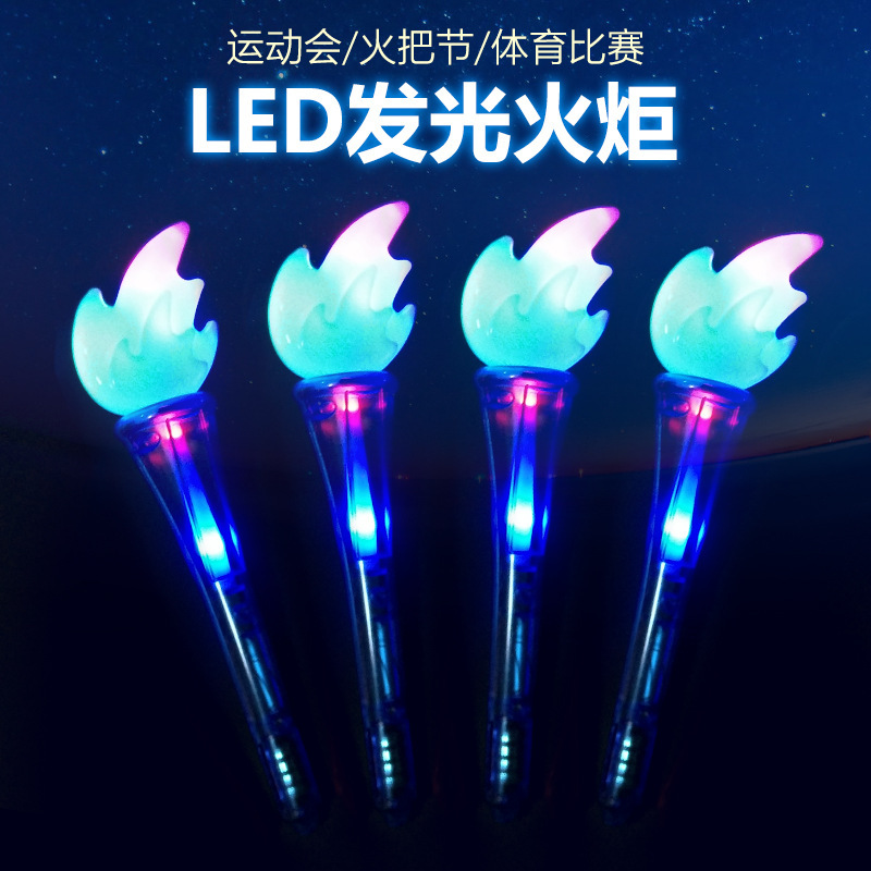 Antorchas Brillantes en Existencia, Festival de las Antorchas de Yunnan, Día Deportivo Estudiantil, Celebración, Palos LED Intermitentes de Colores, Reunión de Fogatas Étnicas Yi