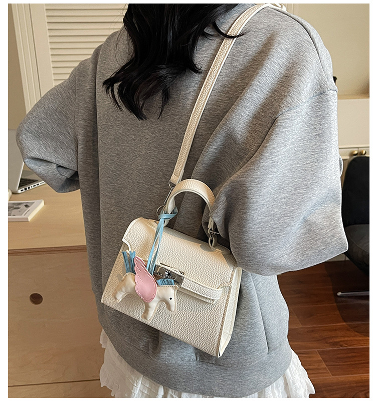 The Korean version of the hand-held small square bag for women in 2025, a new single-shoulder bag with a niche design, simple and versatile, trendy crossbody Kelly bag full figure