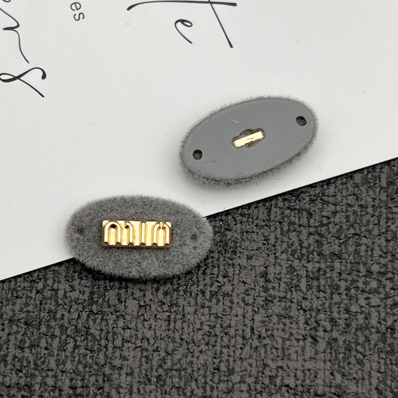 灰色系树脂组合纽扣标牌字母蝴蝶结小狗安心商标植绒针织衣标辅料|undefined
