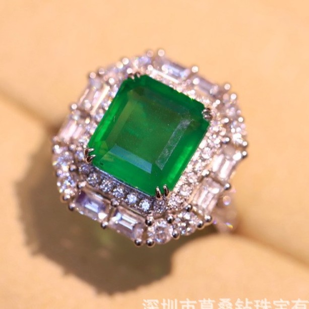 The new 18K gold emerald ring on the heart is so attractive to young…