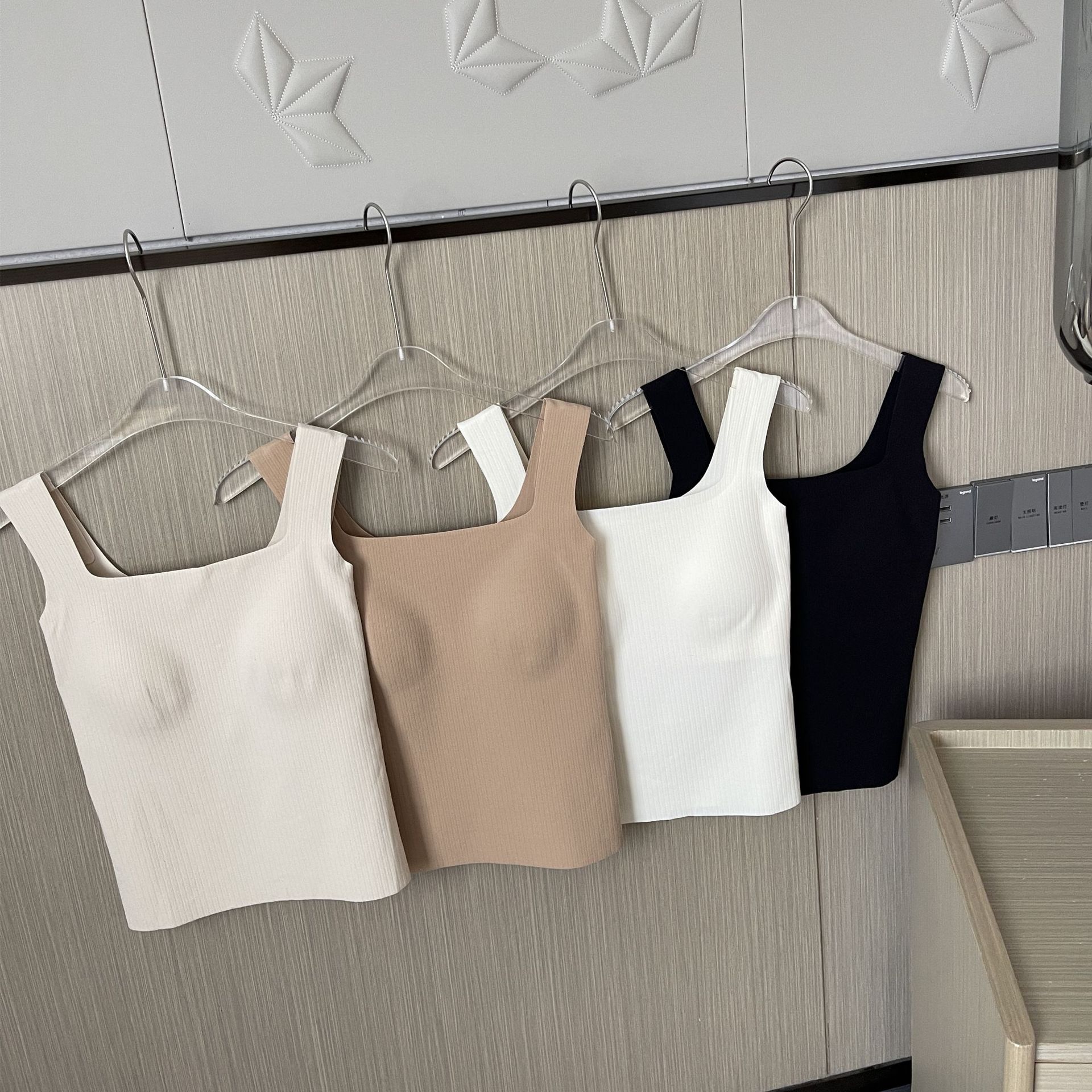 Ropa interior térmica de las mujeres sin costuras desgaste exterior grueso de doble cara cepillado desgaste interior fijo integrado Copa chaleco fábrica al por mayor