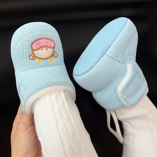 Soft-soled winter padded baby shoes for 0-1 year old boys and girls, non-slip walking shoes with plush lining, warm and thick learning to walk cotton shoes