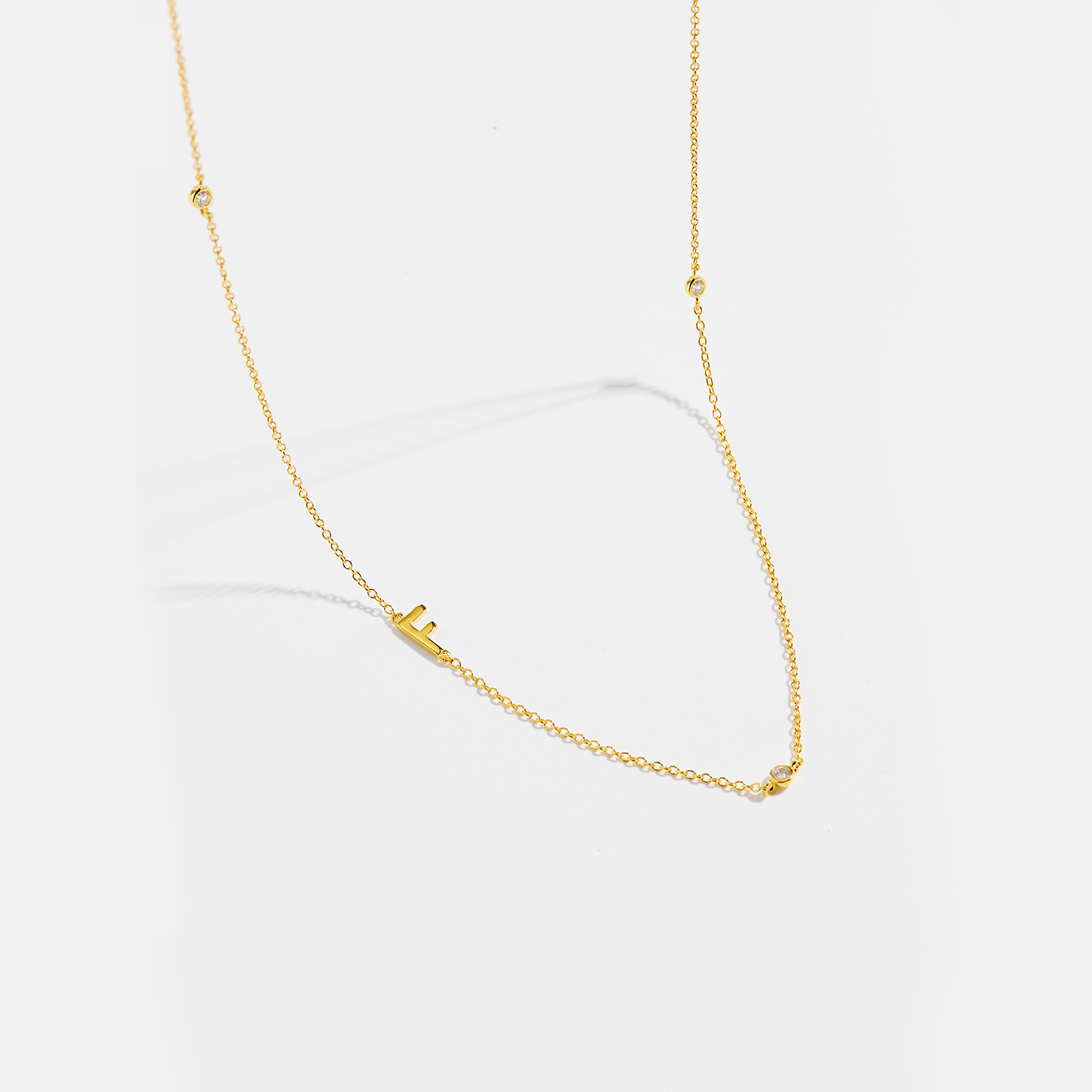 Collar con el alfabeto inglés de 26 letras para mujer, plata de ley S925, cadena de clavícula elegante y brillante, joyería nueva y popular en stock, venta al por mayor