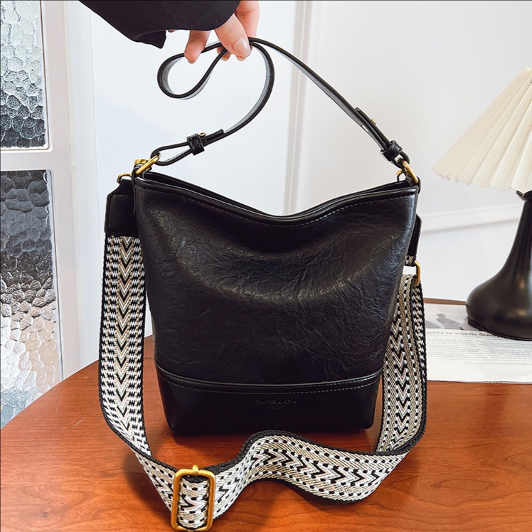 Cross-border 2025 invierno nuevo retro bolso de balde de mujer simple de gran capacidad bolso de hombro para viajar mochila