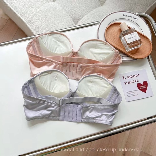 Girls' small breasts are pushed up to show their size, deep V silk satin underwear, women's secondary breast reduction, anti-sagging, no rims, half-cup bra