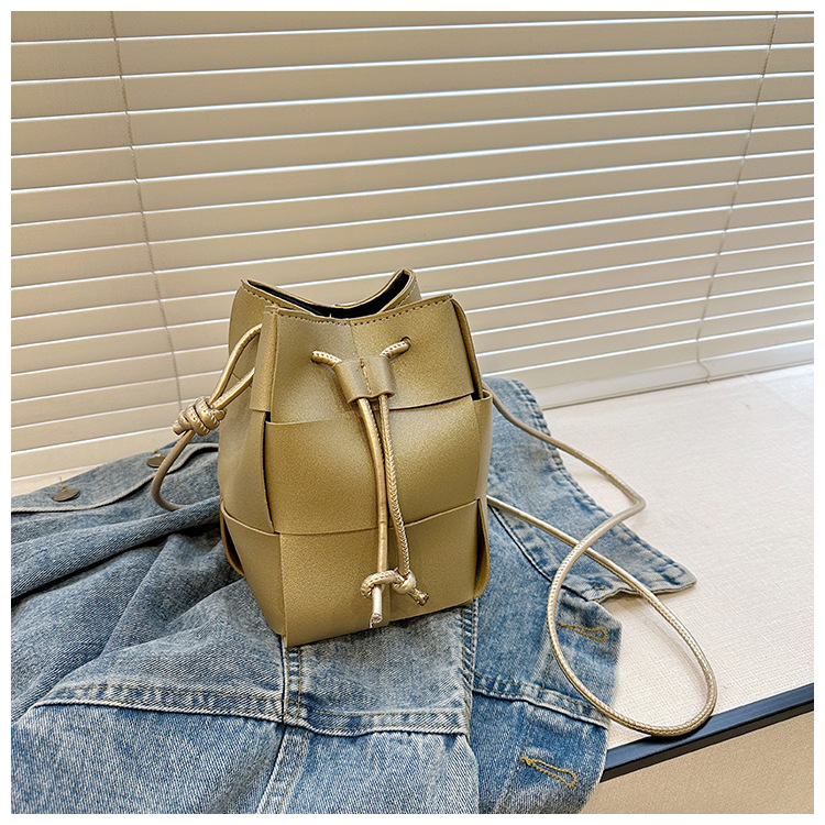 Internet famous handbag for women in 2024, high-end drawstring woven shoulder bag with large capacity, trendy and fashionable crossbody bucket bag_voghion.com