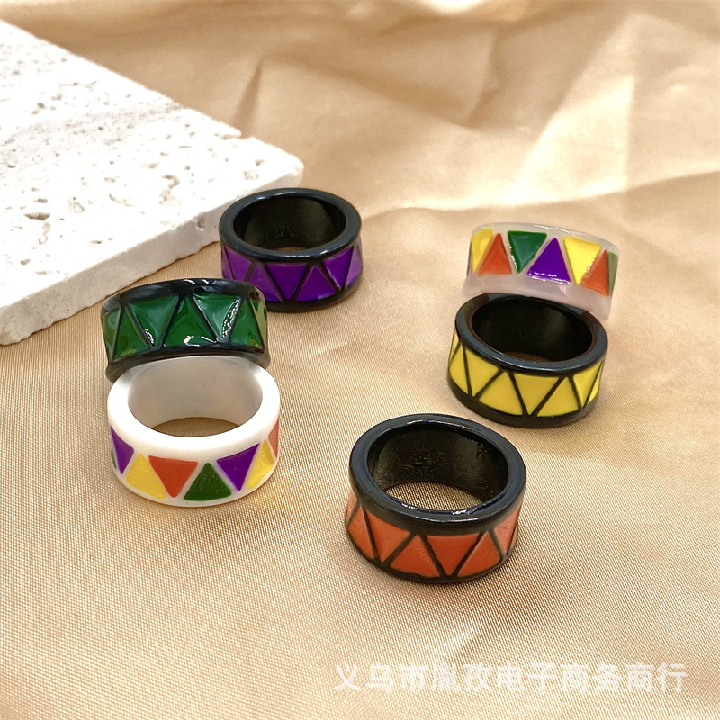 Nuevo diseño de moda de verano transfronterizo triángulo de viento color de goteo de resina acrílica anillo anillo