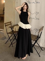 不規則な斜めのフリルの縁にストラップのワンピースをつなぎます。女性の夏のデザイン感が美しいベストの長いスカートです。