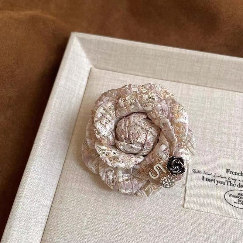 Xiaoxiangfeng Camelia Broche voor Dames 2025 Nieuw Vintage Hoogwaardig Wollen 3D Bloem Speld Jas Accessoire_voghion.com