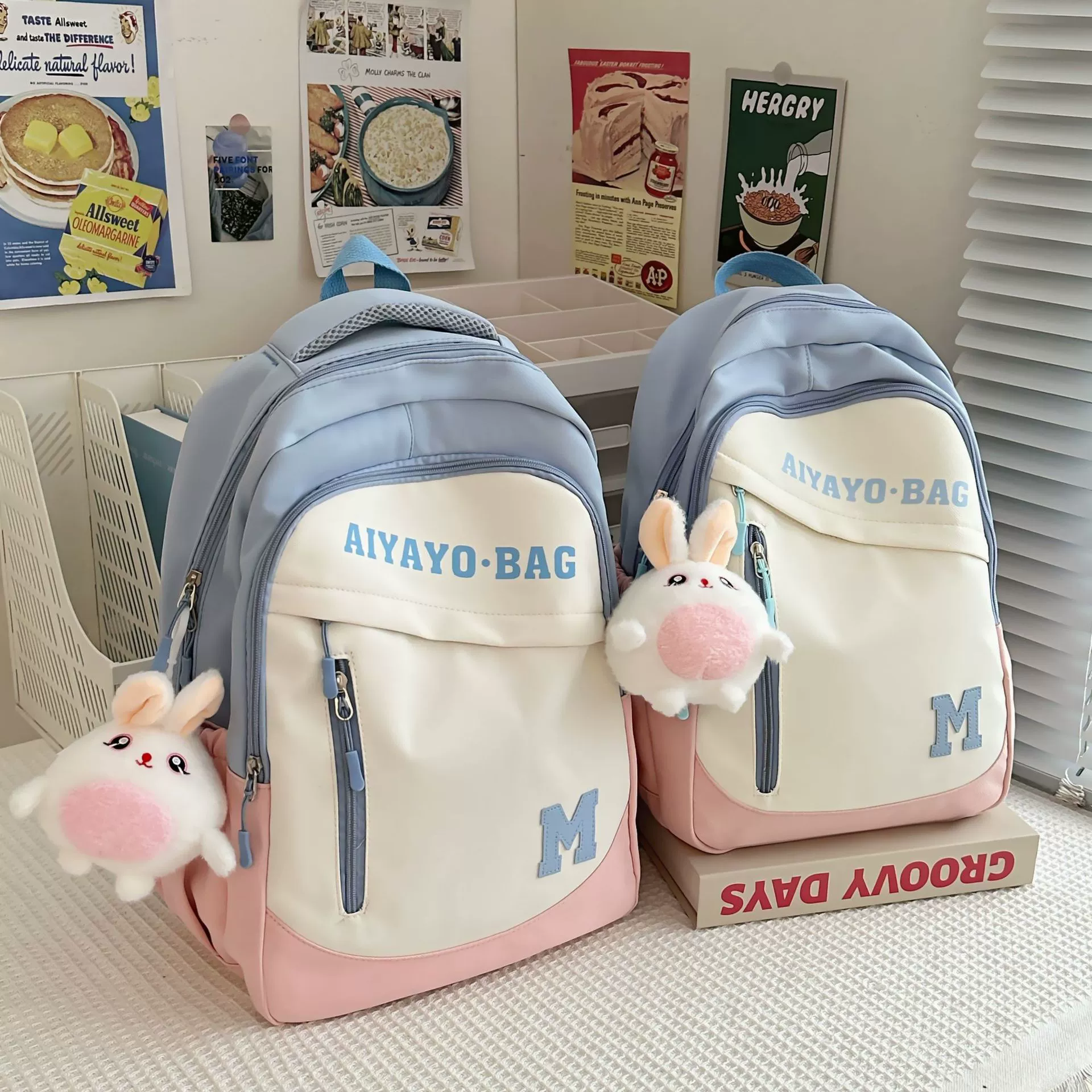 Capacious backpack, waterproof wear-resistant small school bag, simple and elegant design