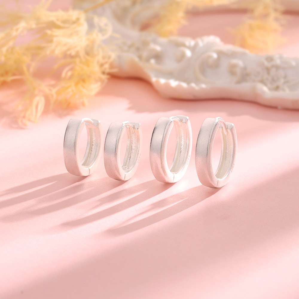 Brushed Matte Silver Hoop Earrings For Men And Women Simple Style_voghion.com