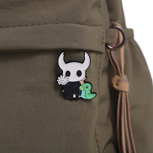 Personalized Design Cartoon Game Hollow Knight Merchandise Metal Commemorative Pin Backpack Hat Anime Versatile Decorative Fastener