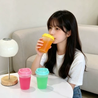 跨境热销变色咖啡杯塑料杯磨砂带盖咖啡奶茶果汁直饮水杯夏季新款