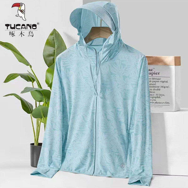 여성 단풍잎 하늘색