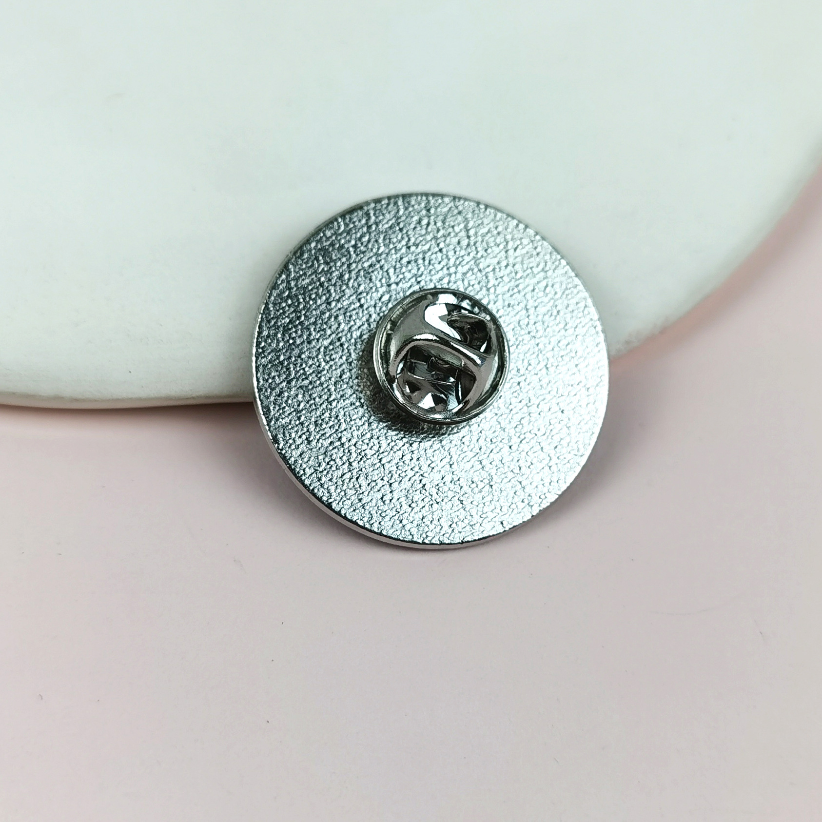 Broche de letras creativas europeas y americanas, accesorios de insignia redonda de aceite de gota de aleación, hebilla de alfiler decorativa de estilo interior transfronterizo al por mayor