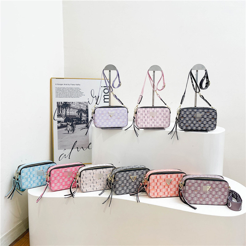 Bolsos transfronterizos para mujer nuevo estilo europeo y americano de alta gama moda pequeño bolso cuadrado 2024 estampado cinturón de hombro ancho bolso de cámara de mensajero para mujer