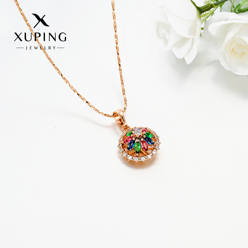 Xuping incrustado de color zircon estilo ligero lujo retro collar colgante nicho personalidad pequeña joyería al por mayor mujer