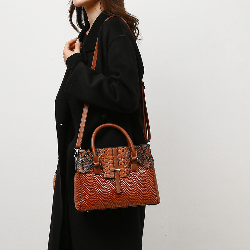 Bolso de mujer 2024 transfronterizo nuevo gran capacidad de moda de mujer portátil europeo y americano retro gran capacidad bolso de hombro al por mayor