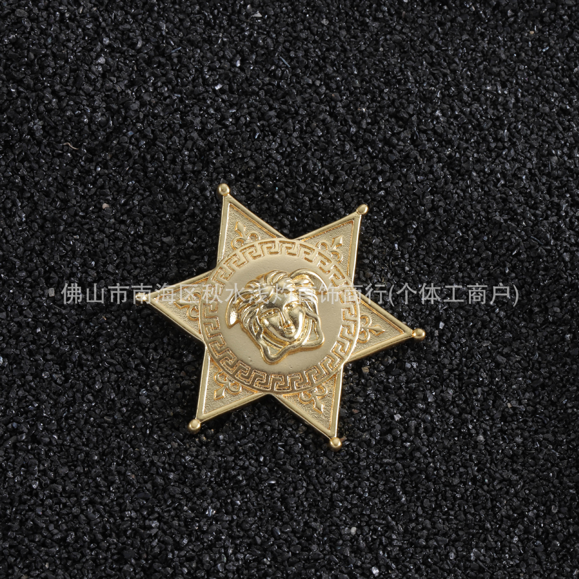 팬 패밀리 F 새로운 레트로 메두사 황동 브로치 여성의 간단한 성격 핀 기질 패션 가슴