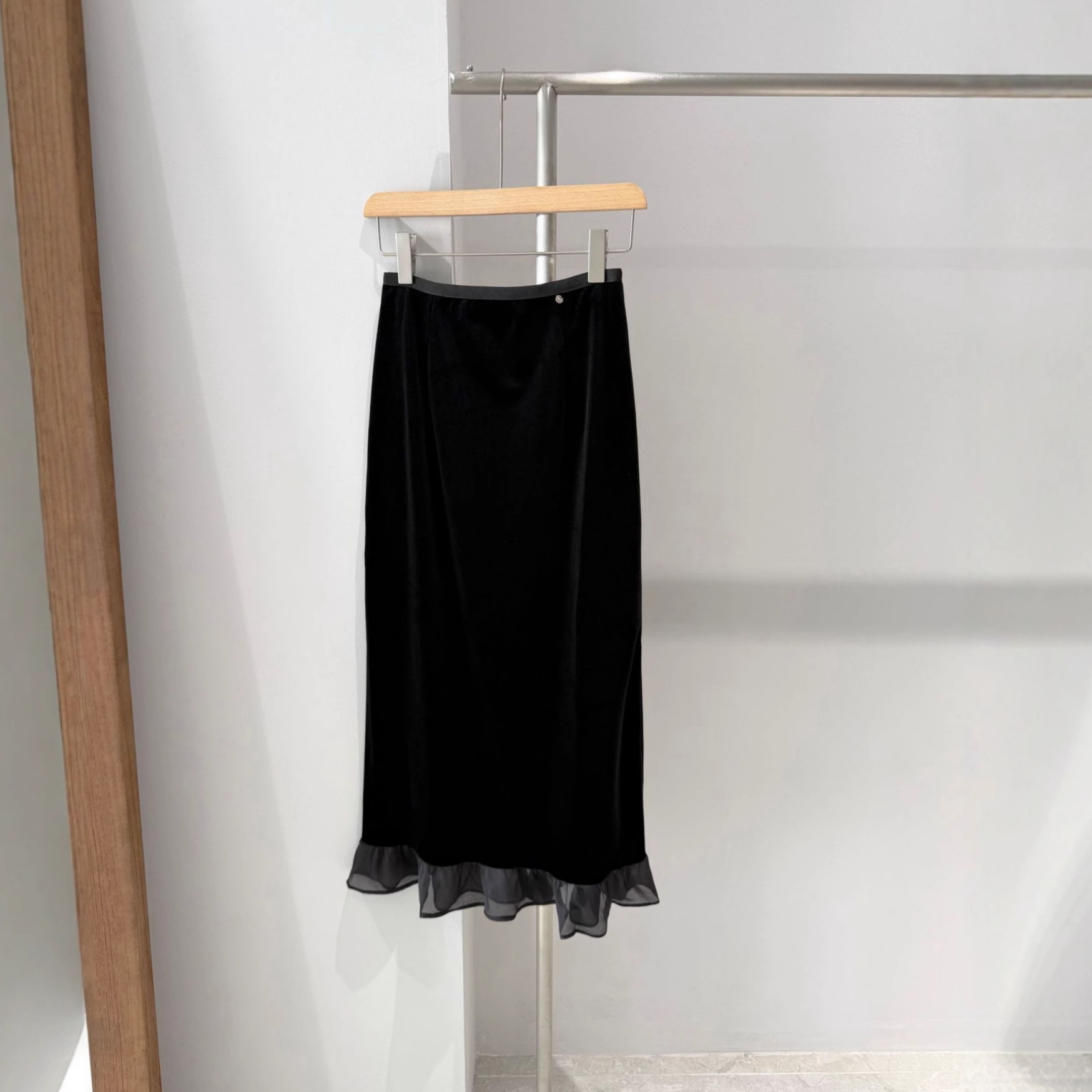 现货/2025秋冬新款韩国东大门高级轻奢黑色金丝绒蕾丝拼接半身裙