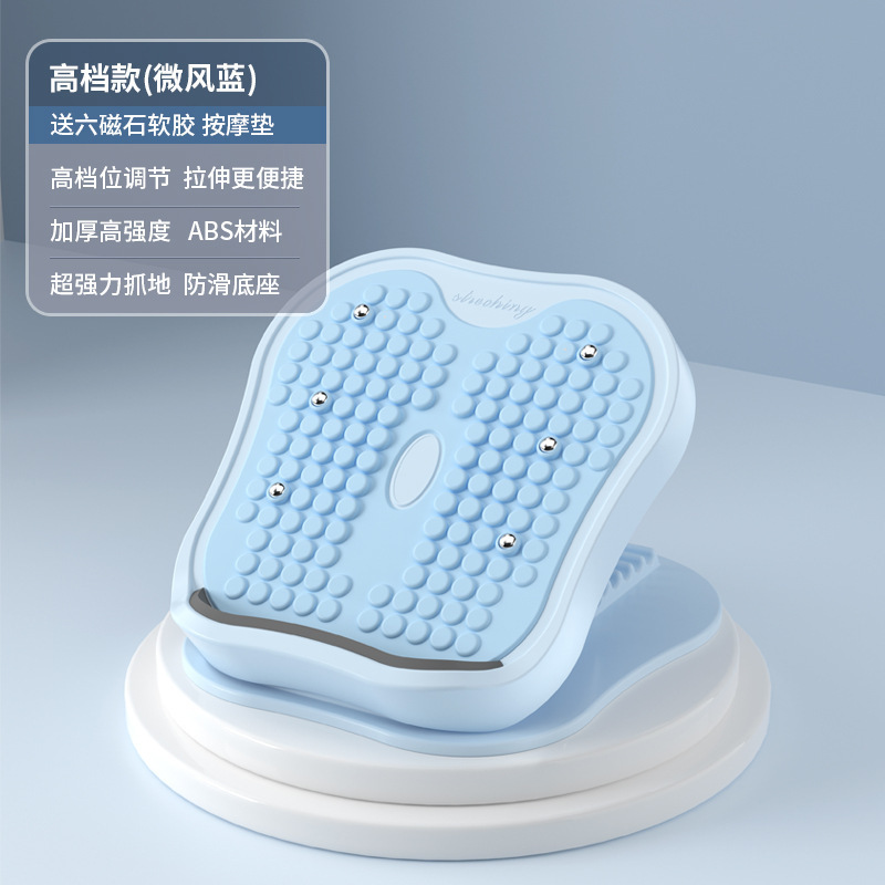 筋引き板の斜めのペダルの下腿のストレッチ器のやせた足は立っています。|undefined