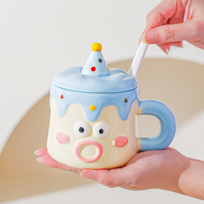 Tazas de dibujos animados pintadas a mano con cubierta de cuchara pareja taza de agua extraña taza de regalo de emoticon casera taza de desayuno de leche