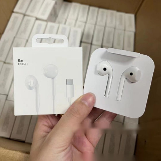 Applicable to Apple 15 mobile phone wired headset type-c port compatible with listening to songs and calling games high sound quality earphone cable