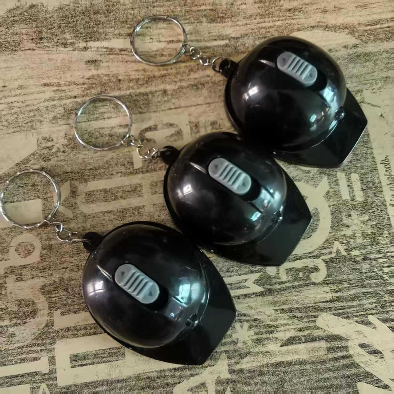 Nuevo hot sale LED casco abre botellas llavero logotipo personalizado con lámpara casco pequeño regalo