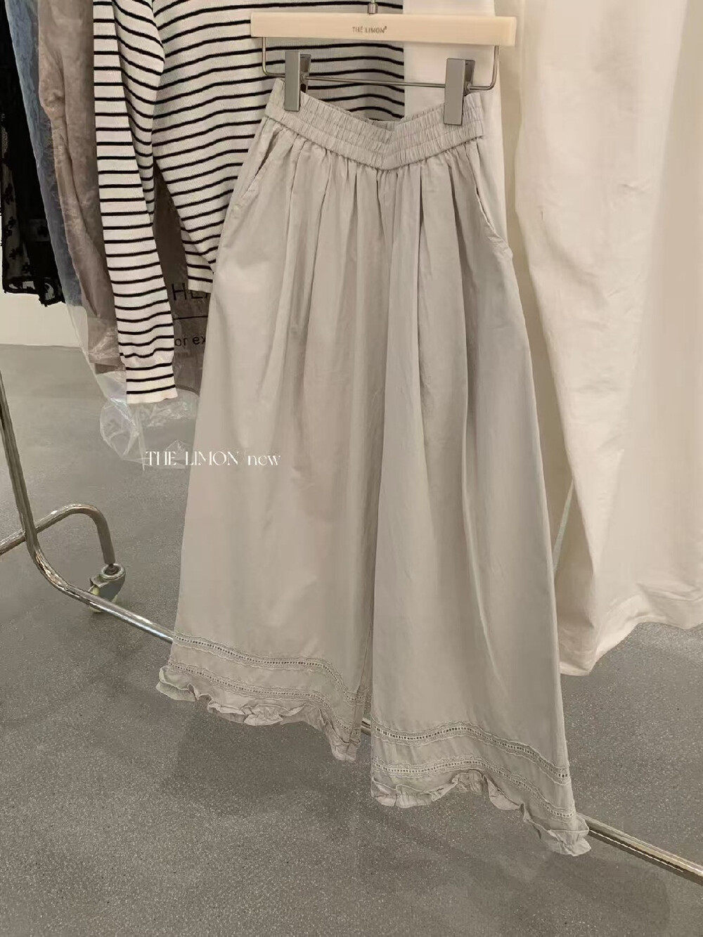 Quần culottes nữ ống rộng cạp cao chun, thiết kế viền ren bèo nhún, dáng suông 9 phân, phù hợp mùa xuân hè — màu đen, Xanh đen, Xanh da trờicolor, màu trắng chi tiết 24