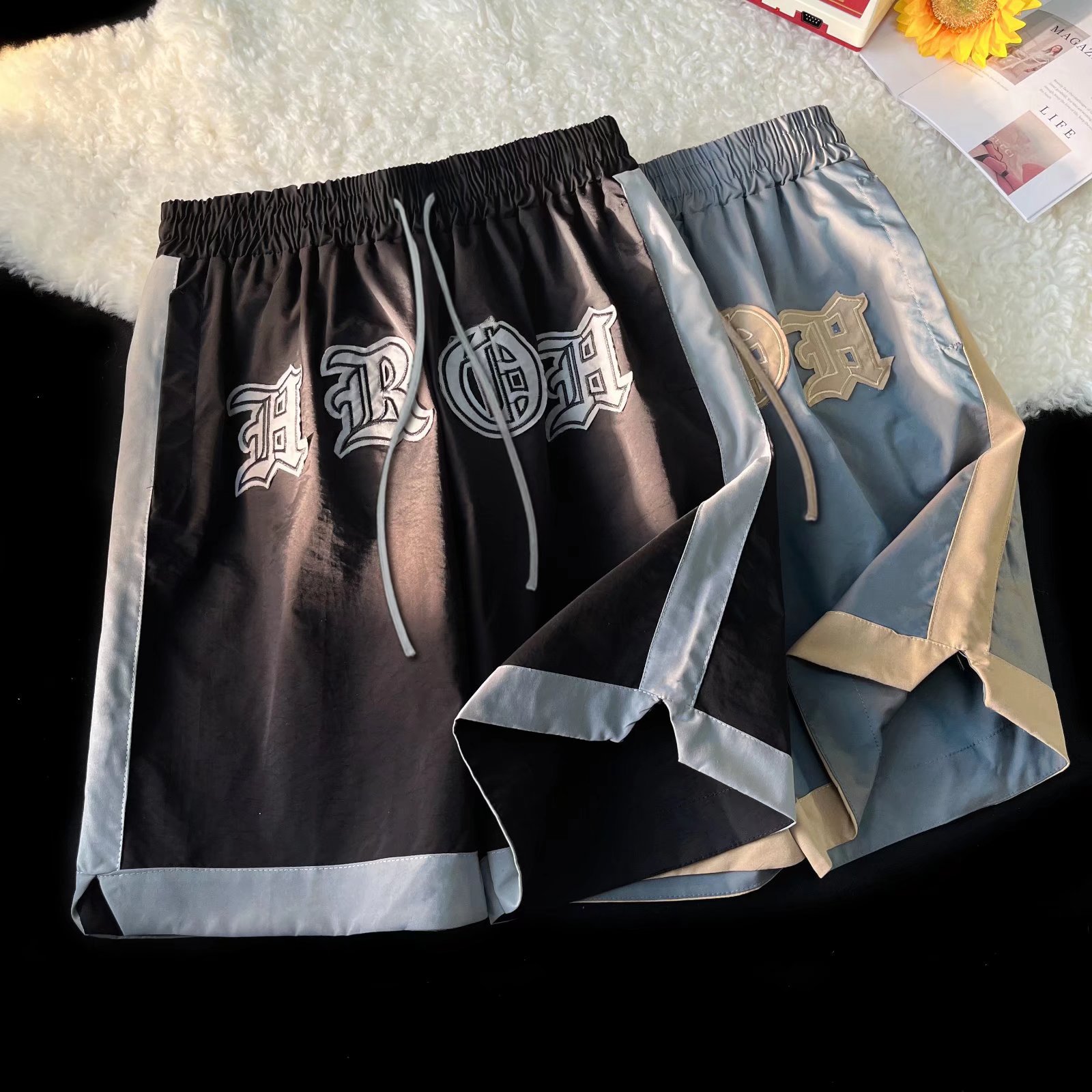 2024 Primavera/Verano Marca de moda callejera europea y americana Nuevos productos Camaleón con sentido de la luz Bordado de color de contraste Moda Deportes Casual Shorts Hombres