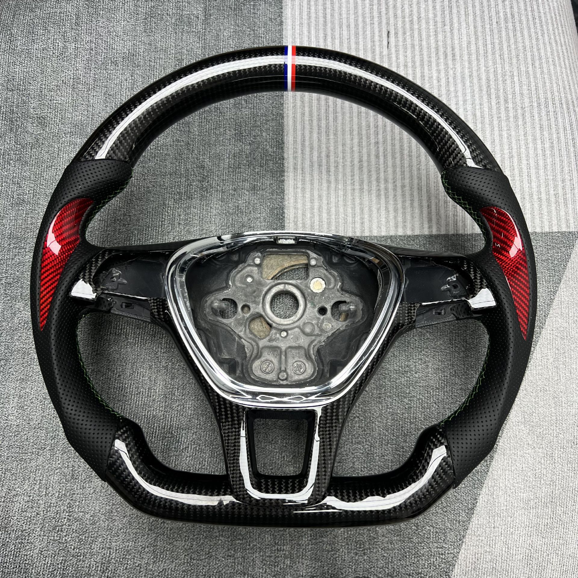 Factory customized carbon fiber steering wheel processing is suitable for Volkswagen Magotan/Sapat/Tuyue/Weilan/Polo