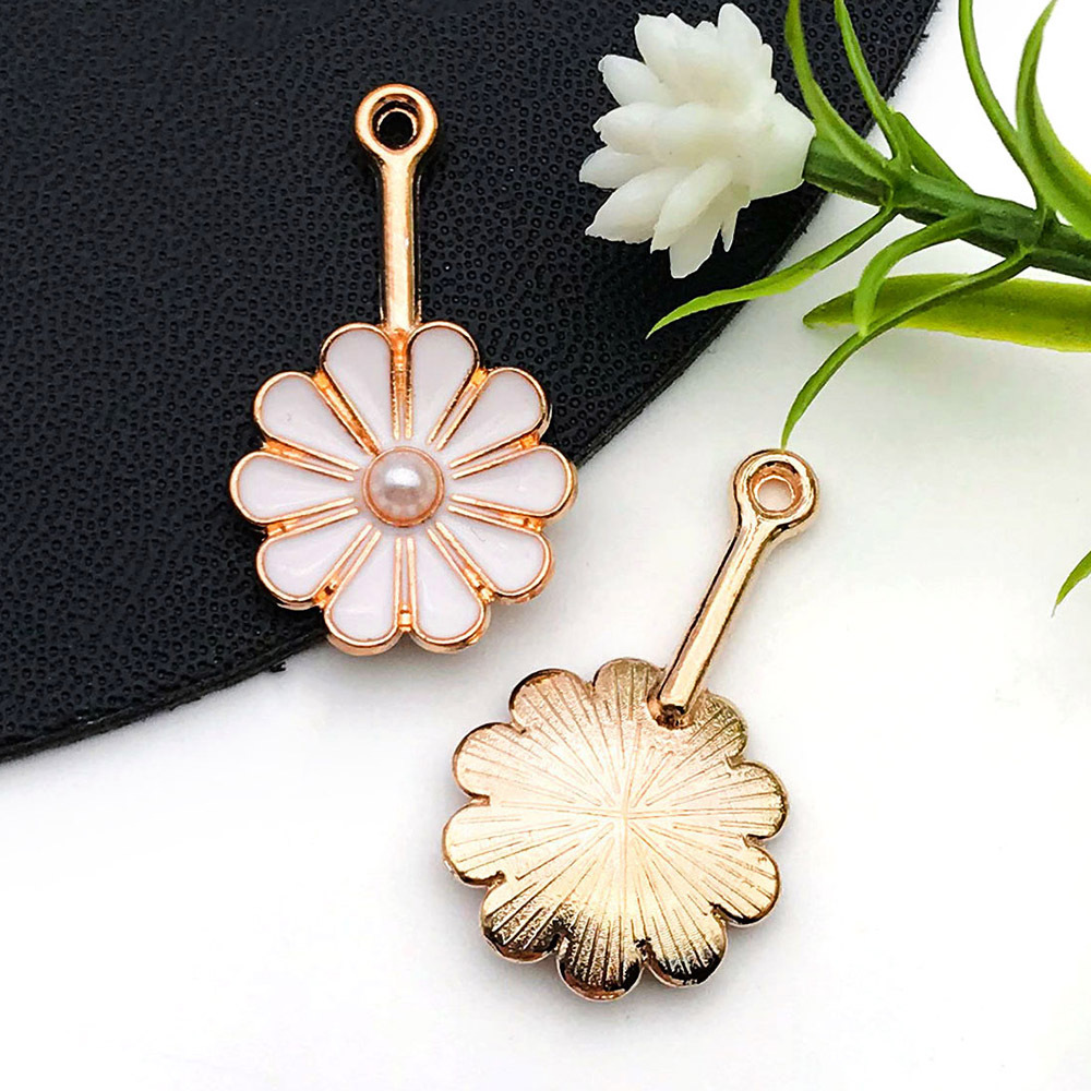 Colgantes de aleación con margarita y flor de cerezo esmaltadas