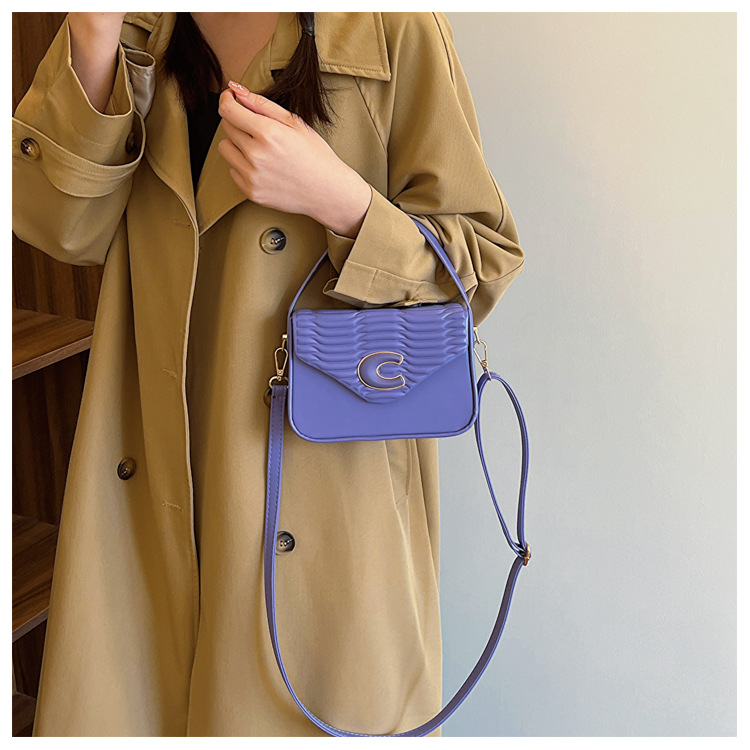 Geantă mică pătrată 2024, stil nou de primăvară, umăr, portabil, crossbody, în relief, capacitate mare, articole de modă din fabrică, comerț exterior en-gros, cruce_voghion.com