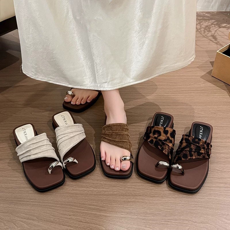 2026 verano nuevo retrógrado leopardo zapatillas frías para mujeres con una parte inferior gruesa de altura cuadrada con chanclas image 4