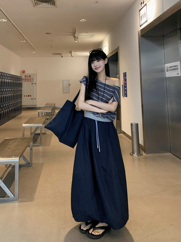 甘くてクールなホットガールスタイルの斜め肩ストライプ Tシャツリラックスした花のつぼみスカート 2025 夏の新しいファッションスーツ女性のための|undefined