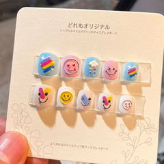 子供の爪は女の子を貼って甲を着て自分で爪を貼ります。