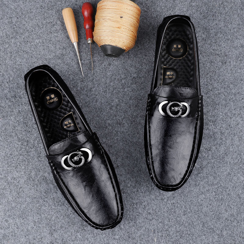 Zapatos de cuero en vivo para hombres 2025 nuevos zapatos de negocios británicos transpirables con suela suave zapatos casuales perezosos con un pie de zapato